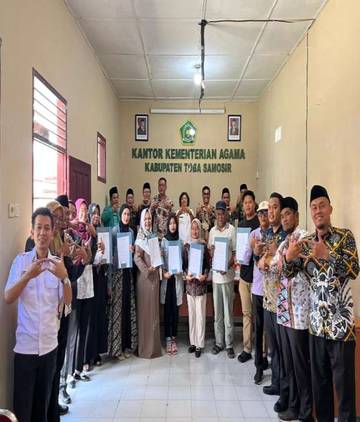 Kemenag Tobasa Serahkan Sertifikat Halal kepada Pelaku Usaha