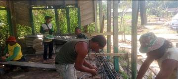 Gerai KDKMP Desa Bonian Dikerjakan dengan Gotong Royong