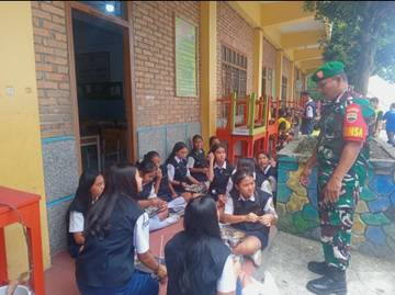 Babinsa Koramil Sibolangit Dampingi Pembagian MBG