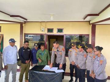 Kapolres Merauke Menerima Kunci Polsubsektor Nggutibob Polsek TanahMiring