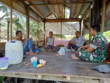 Babinsa Posramil Beutong Ateuh Banggalang Komsos Bersama Warga 