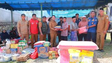 Wabup Aceh Barat Serahkan Bantuan Korban Kebakaran