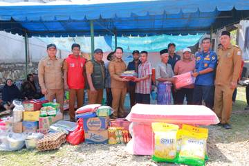 Wabup Aceh Barat Serahkan Bantuan Korban Kebakaran