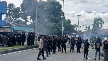 Warga Palang Jalan Timika, Protes Kasus Penikaman