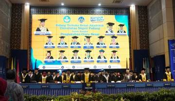 Kukuhkan 24 Guru Besar, UNP Masih Perlu Tambah Profesor