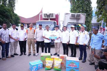 Ketum APKASI Serahkan Bantuan Bencana di Kabupaten Solok