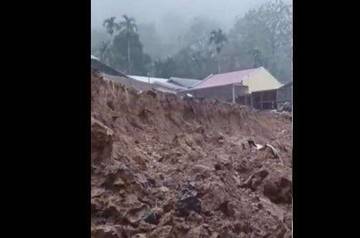 Fondasi Bangunan Ambruk di Pengambiran Timpa Dapur Warga