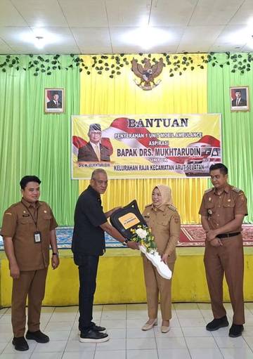 Mukhtarudin Serahkan Ambulans Aspirasi untuk Warga Kelurahan Raja