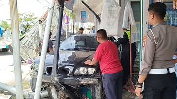 Hilang Kendali, BMW Tabrak Warung Penjual Minuman