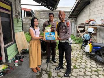 Kapolsek Pahandut Serahkan Bantuan Sosial Korban Kebakaran