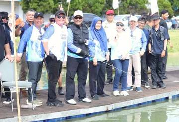 Ribuan Peserta Meriahkan Lomba Mancing Gubernur