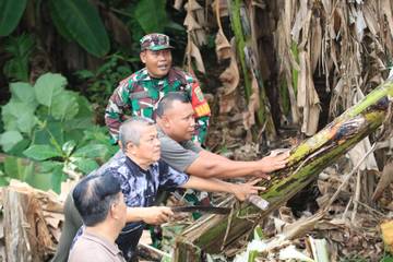 TNI dan Warga Bersihkan Benteng Kuto Besak