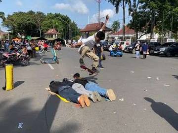 Atraksi Skateboard Ekstrem Hibur Pengunjung Kambang Iwak