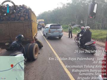 Truk Muatan Kayu Mogok, Lalu Lintas Jalintim Terganggu