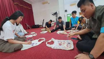 Kemensos dan Peduly Latih Disabilitas Melukis Totebag