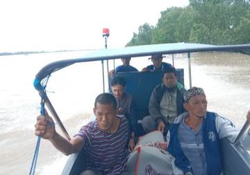 Ambulance Apung Polairud Polda Sumsel Bantu Warga Upang