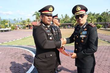 Dua Puluh Personel Polres Parimo Terima Satya Lencana