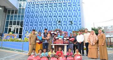 Dinsos Sulteng Berikan Bantuan kepada 15 Warga Filipina 