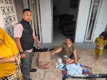 Penemuan Bayi di Kardus Gegerkan Warga Pekanbaru