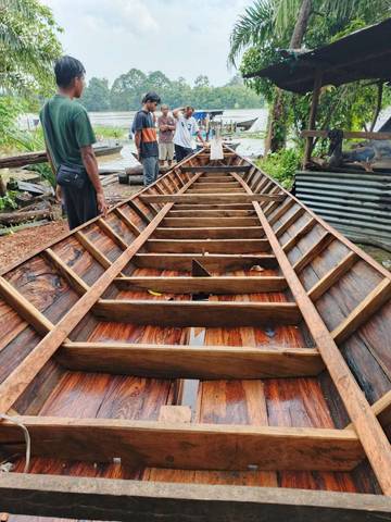 Ketekunan Pengrajin Perahu Kayu Muara Sako