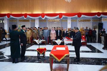 Plt Gubernur Riau Lantik 14 Pejabat Eselon II
