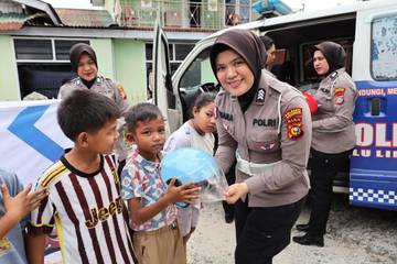 Kampanye Keselamatan, Satlantas Pekanbaru Bagi Helm Gratis 