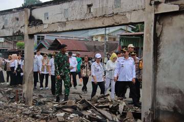 Bupati Bengkayang Tinjau Pasca Kebakaran Pasar Seluas
