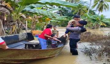 Terjebak Banjir, Seorang Ibu dan Anak Dievakuasi
