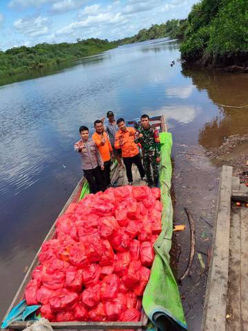 Bantuan Disalurkan ke Warga Terdampak Banjir Sambas