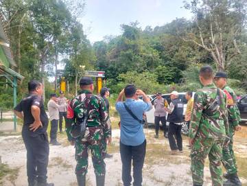 Babinsa Temajuk Kawal Kunjungan BNPP di Perbatasan RI