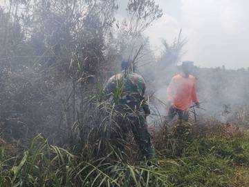 Koramil Selakau Sigap Padamkan Kebakaran Lahan