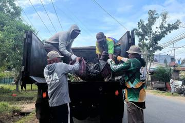 Warga Antusias Bergotong Royong Bersama