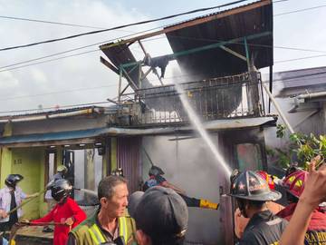 Rumah di Kompleks Bhayangkara Permai Kubu Raya Hangus Terbakar