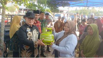 Bupati Sujiwo Subsidi LPG, Warga Tebus Rp15 Ribu