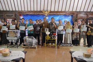 Bangkitkan Ekonomi Rakyat, Bupati Serahkan Hibah Produksi 