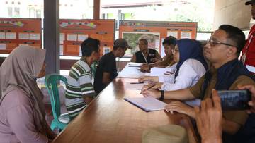 Ratusan Korban Longsor Situkung Terima Bantuan Tahap 4