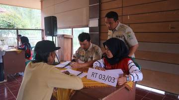 Penyintas Longsor Situkung Terima Bantuan Langsung Tunai ke-6