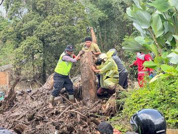 Relawan Bantu Penanganan Akibat Banjir Bandang di Purbalingga