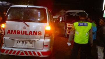 Warga Ambal Kebumen Tersetrum Saat Pasang Baja Ringan