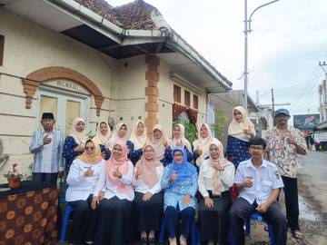 Sinergi Kader RW 07 Kelola Taman Obat Keluarga