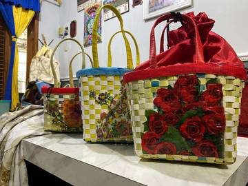 Memberdayakan Ibu Rumah Tangga Lewat Produksi Tas Anyaman