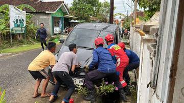 Damkar Kroya Evakuasi Mobil Terperosok di Selokan