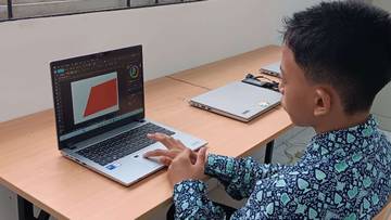 Siswa Prasejahtera Dapat Laptop Perdana di Sekolah Rakyat