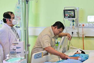 Presiden Jenguk Korban Kecelakaan MBG di RS Koja