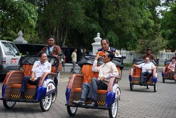 KAI Serahkan Bantuan Becak Listrik Dukung Pariwisata Yogyakarta