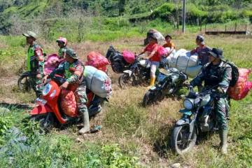 Prajurit Bermotor TNI Salurkan 18 Ton Bantuan Pangan