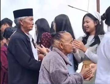 Di Bawah Lilin Natal, Hati Lintas Iman Berkumpul