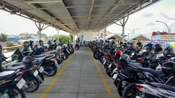 KAI Services Imbau Pengendara Parkir di Area Resmi