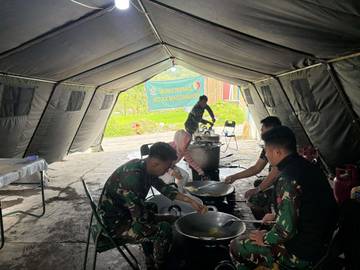 TNI dan Warga Gotong Royong di Dapur Pengungsi