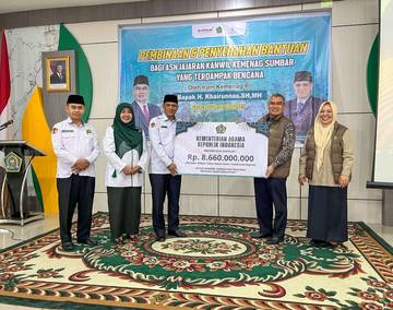 Kemenag Serahkan Rp10,2 Miliar untuk Korban Banjir Sumbar